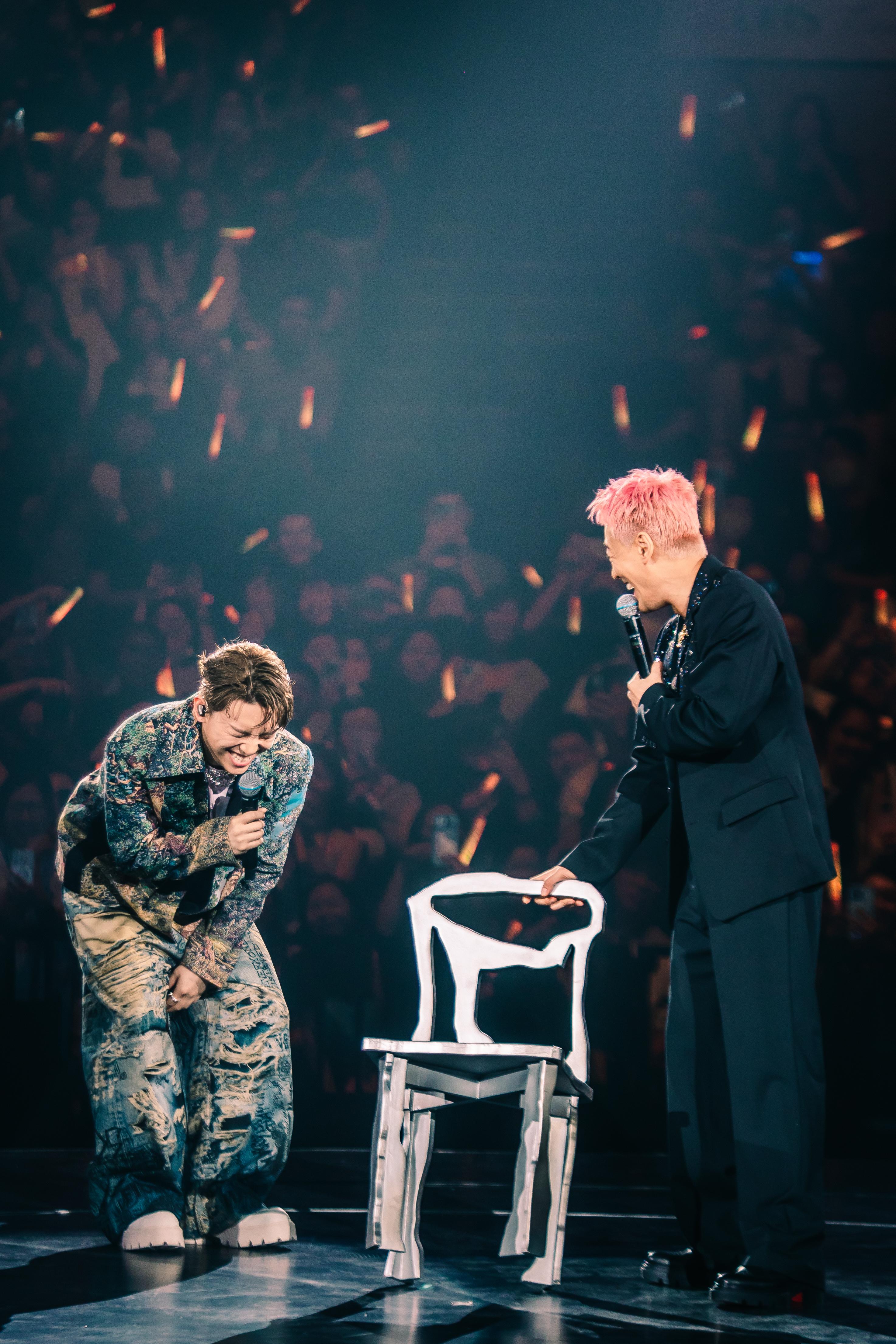 林峯即興向MC教跳「椅子舞」,全場立即起哄。