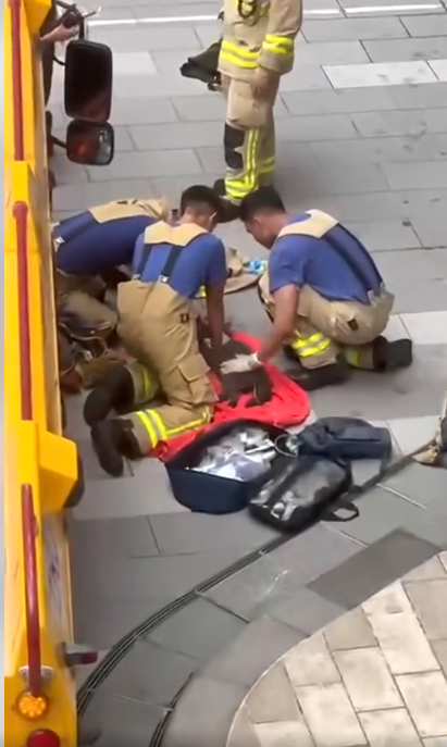 消防員為兩隻貓咪施心外壓。(網上片段截圖)