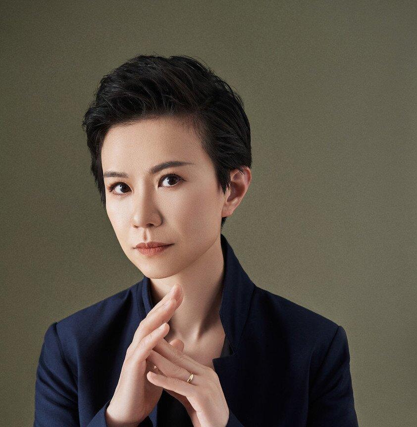 指揮家陳琳,是北京中央音樂學院指揮系主任,身為當下備受矚目的一線指揮家,她活躍在世界各個重要舞台上,與國內外眾多優秀樂團及歌劇院合作,其專業且非凡的藝術造詣,無可辯駁地證明了她在業內突出的影響力。