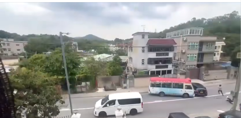 小巴撞向私家車。(網上片段截圖)