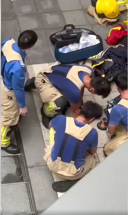 消防員為兩隻貓咪施心外壓。(網上片段截圖)