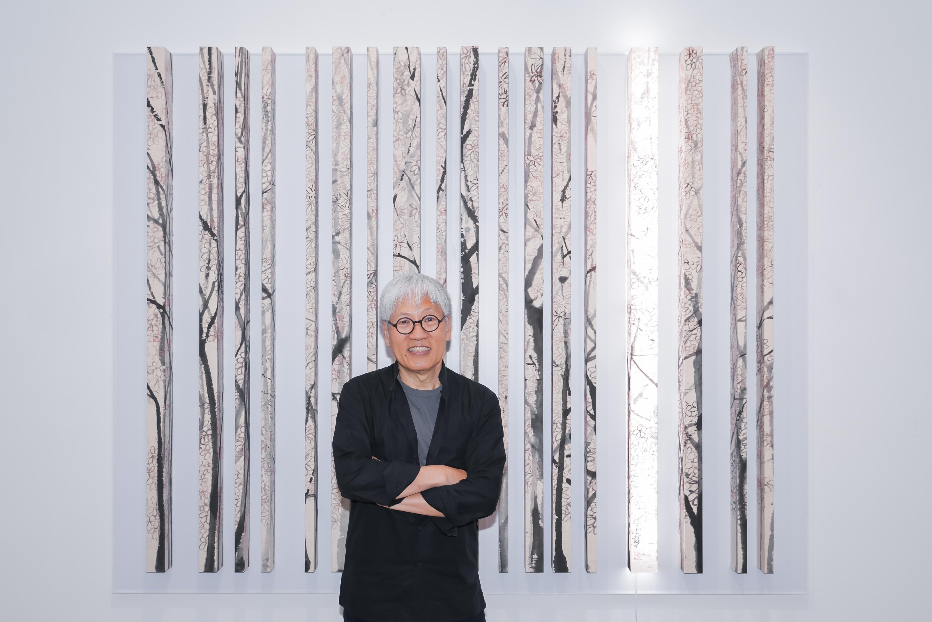 藝術家馮永基與他的作品《萬語千言》。