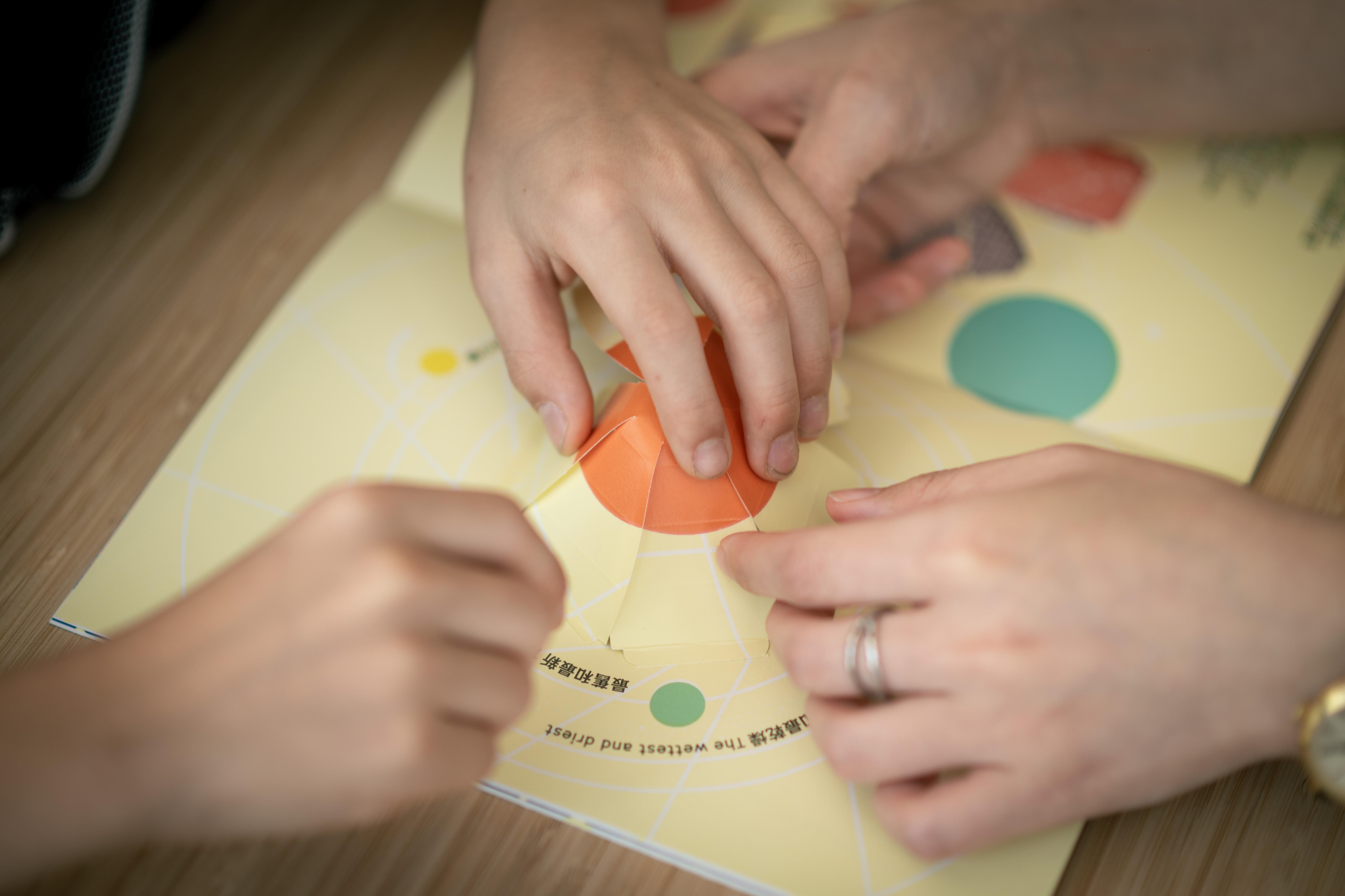 「大館當代美術館家庭藝術導賞團」 特別為小朋友設計了兒童探索包與漫遊日誌。透過遊戲化互動,引領孩子們暢遊「藝術星球」, 從不同角度認識當代藝術 。