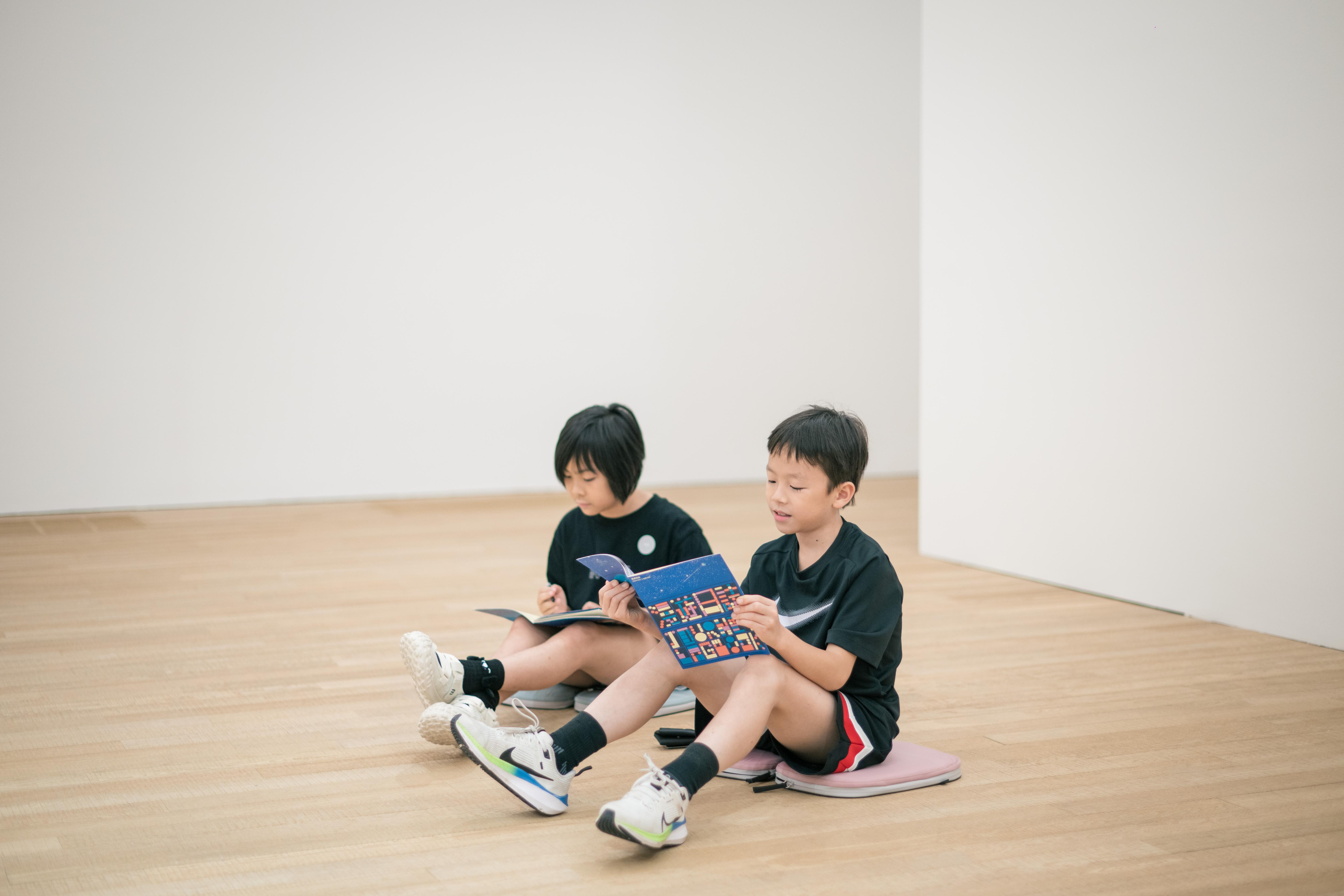 「大館當代美術館家庭藝術導賞團」 特別為小朋友設計了兒童探索包與漫遊日誌。透過遊戲化互動,引領孩子們暢遊「藝術星球」, 從不同角度認識當代藝術 。