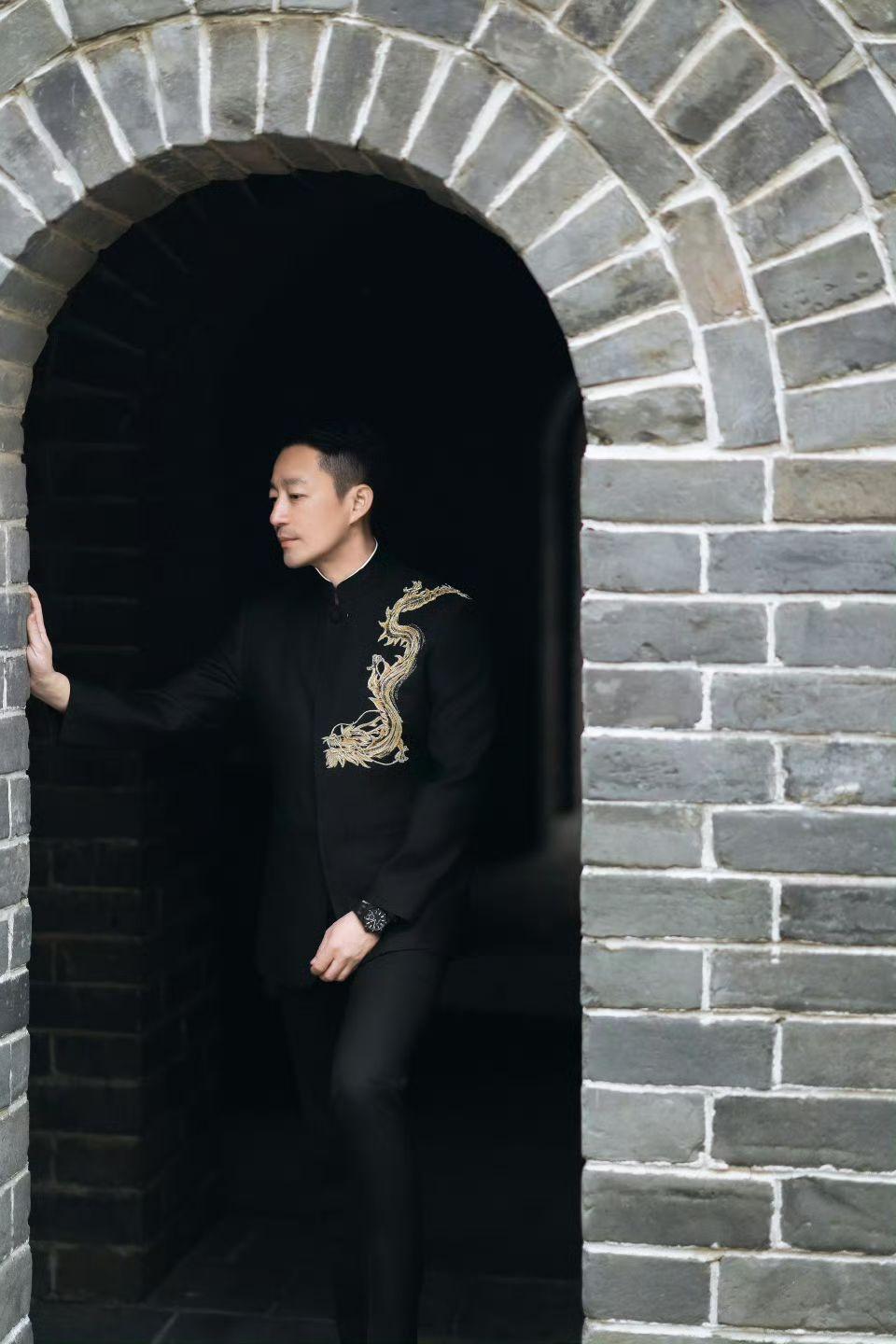 汪小菲為拍婚照登上長城取景。