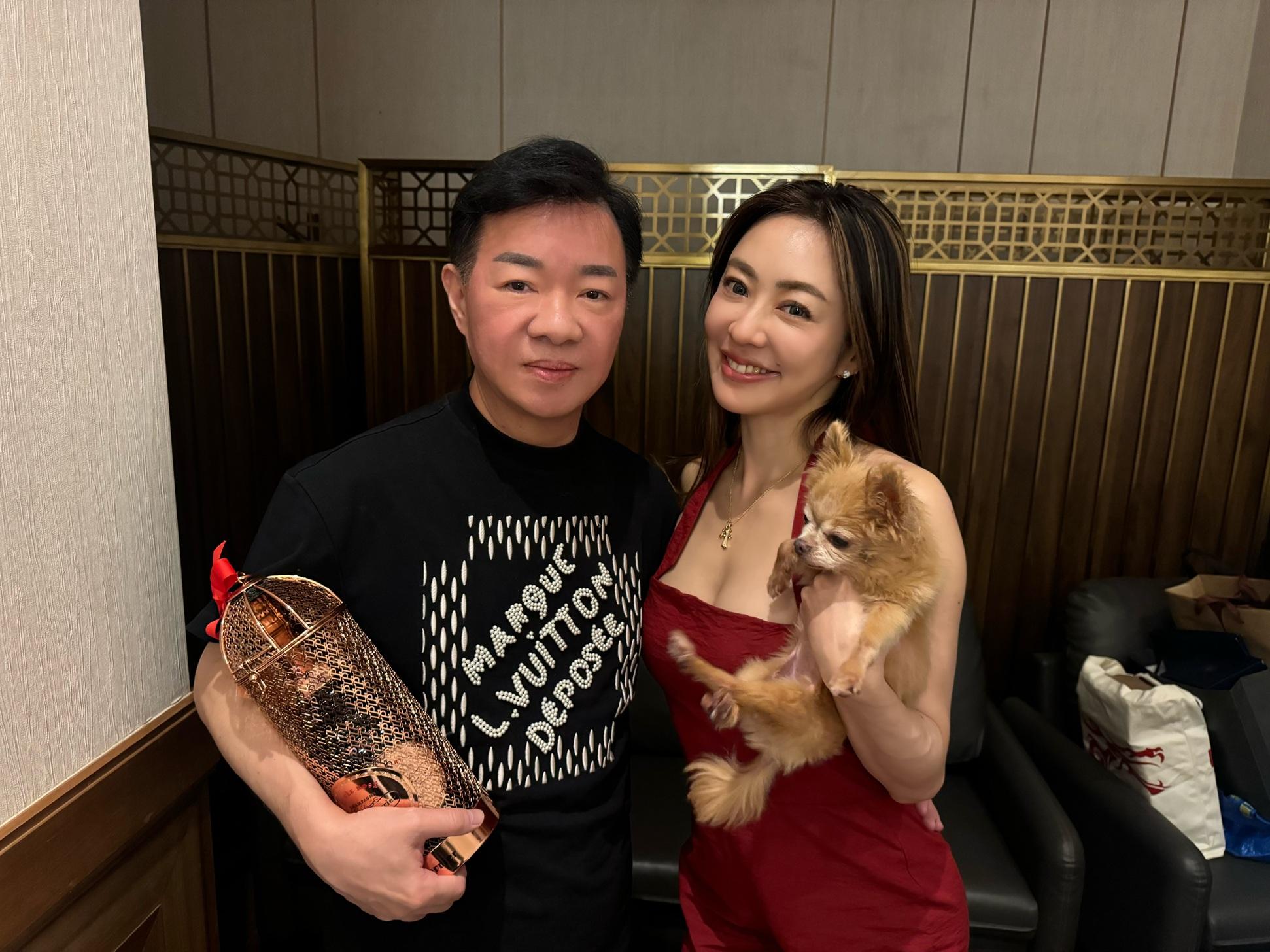 松岡李那帶愛犬賀老闆。