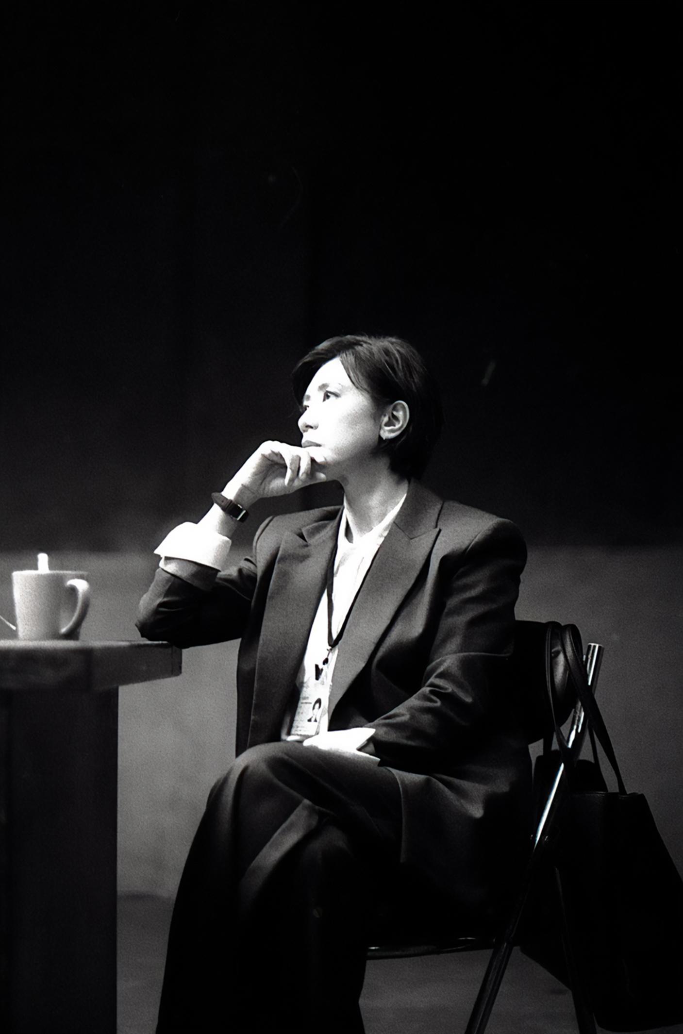 賈靜雯在《沉默的審判》演心理教授兼司法鑑定師。