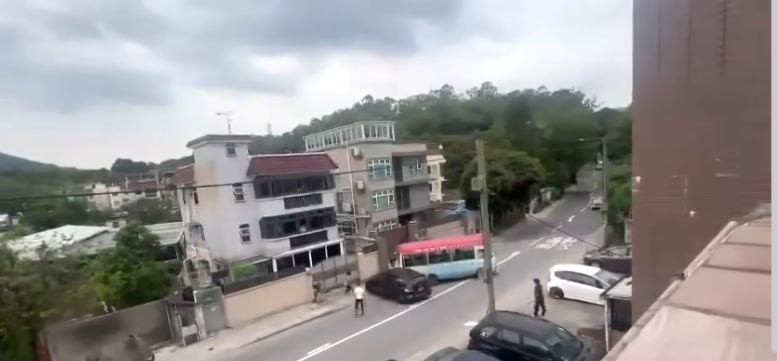 小巴撞向私家車。(網上片段截圖)