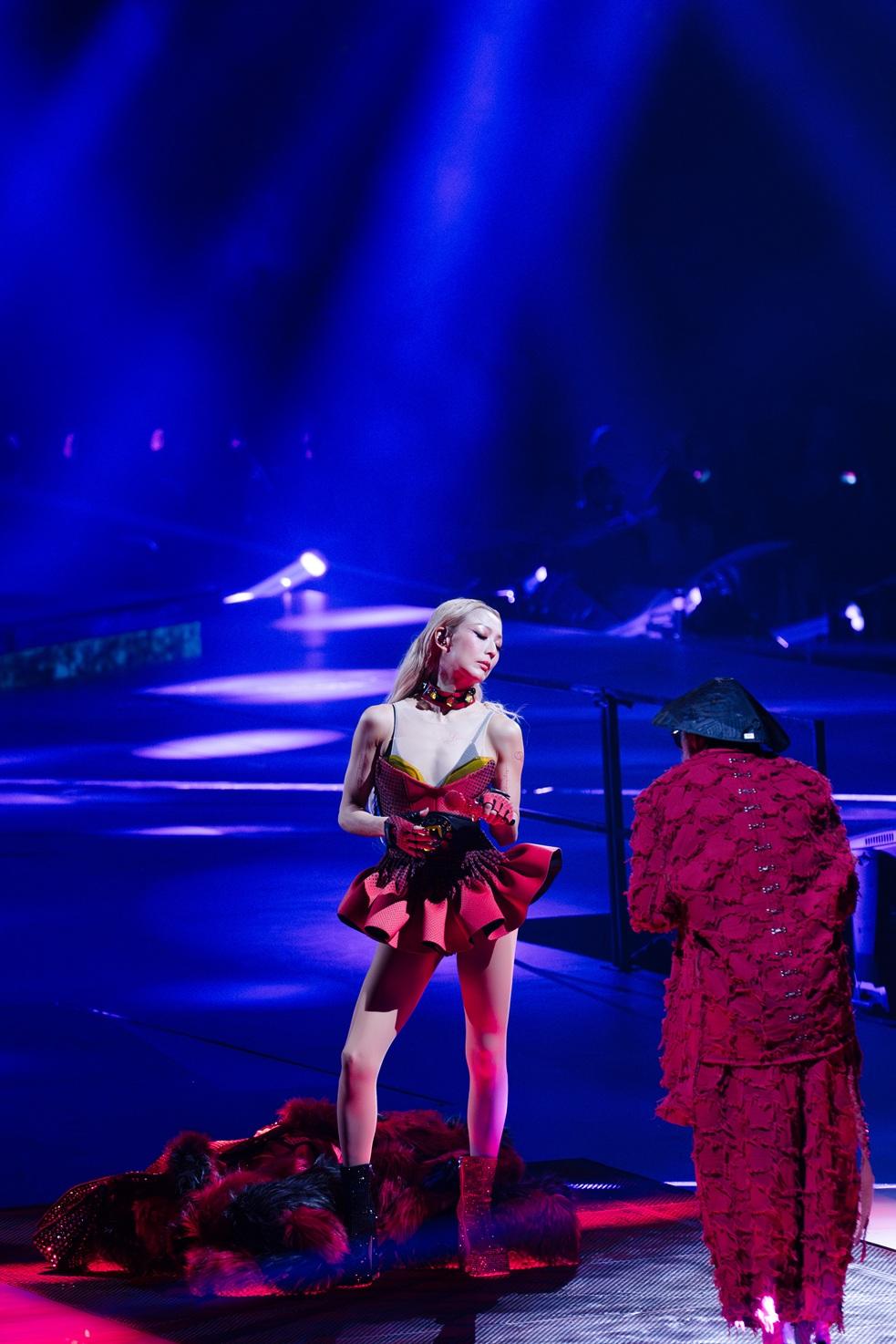 與MC仁合唱《信者得愛》。