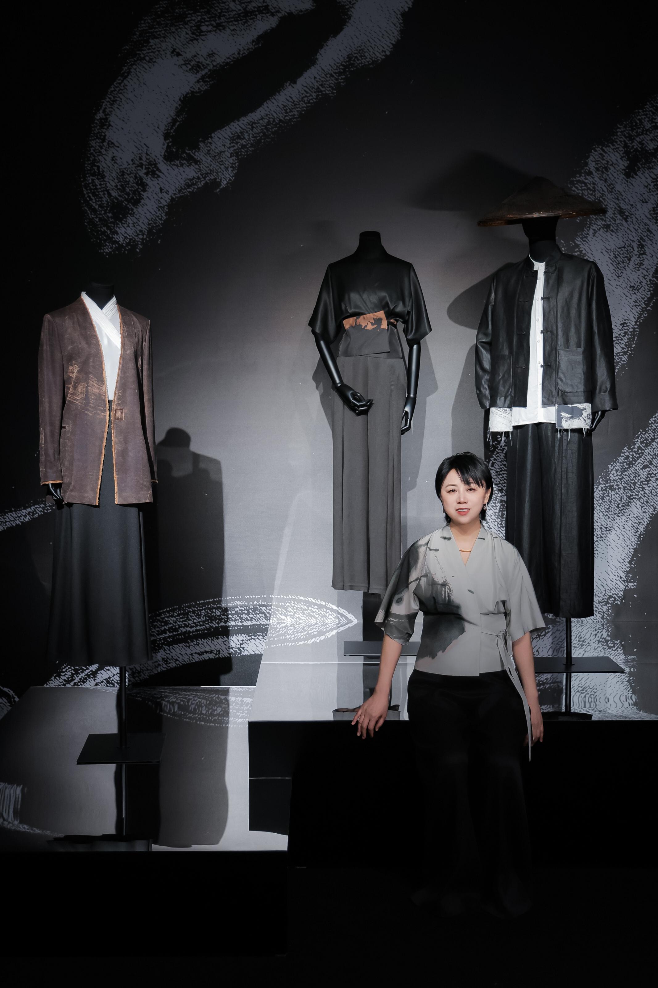 藝術家邢莉莉與她的作品《香雲墨痕》服裝設計系列。