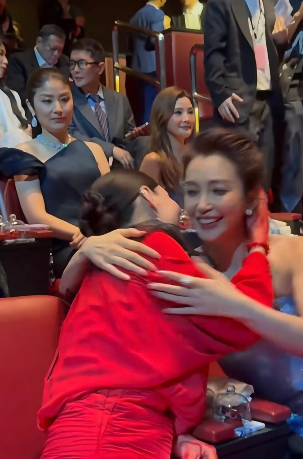 當栢芝在現場看到好友李冰冰時,立即主動與對方擁抱。