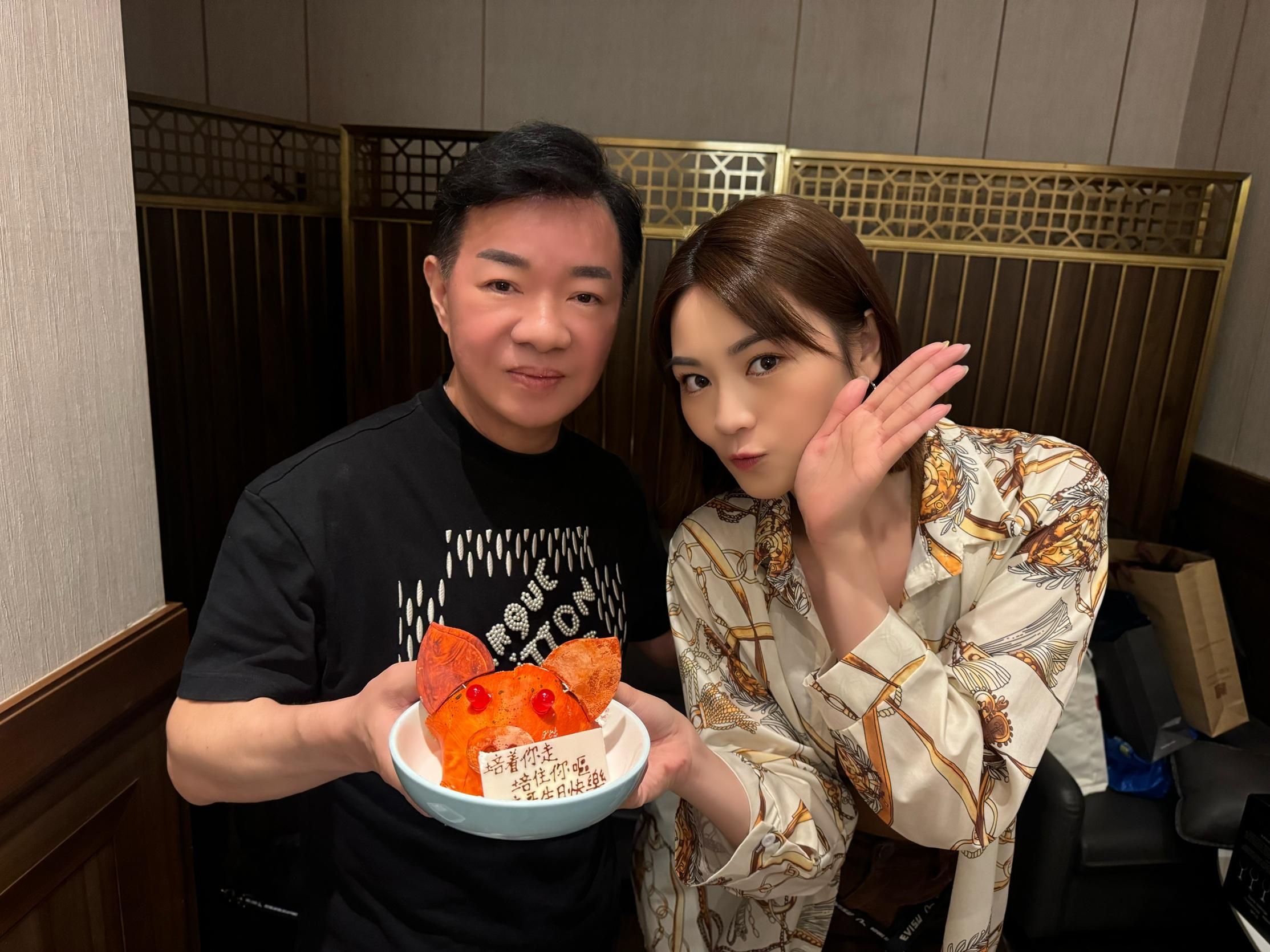 關嘉敏席上與老闆合照。