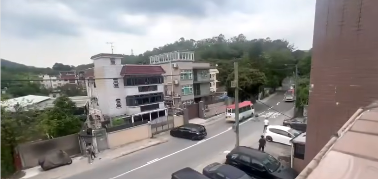 懷疑持鐵通男子追上前。(網上片段截圖)