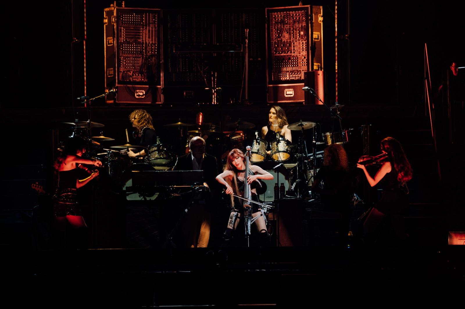 兩位女鼓手奏出激勵人心的節奏。