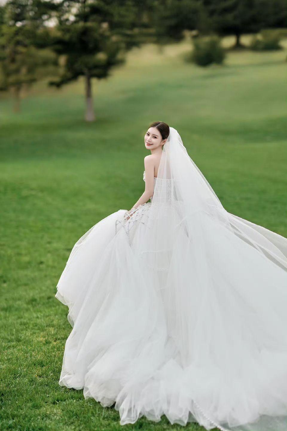 馬筱梅換上三套嫁衣拍婚照。