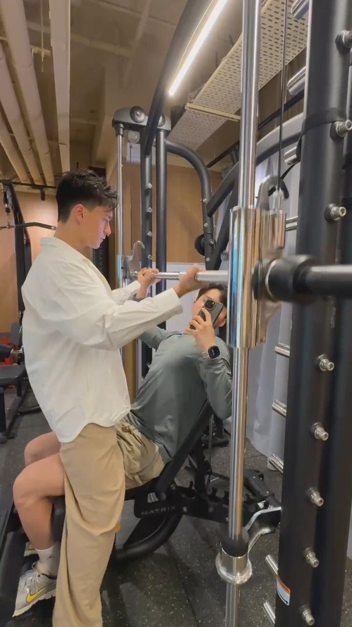 但好快鏡頭一轉就變咗朱敏瀚喺度操。