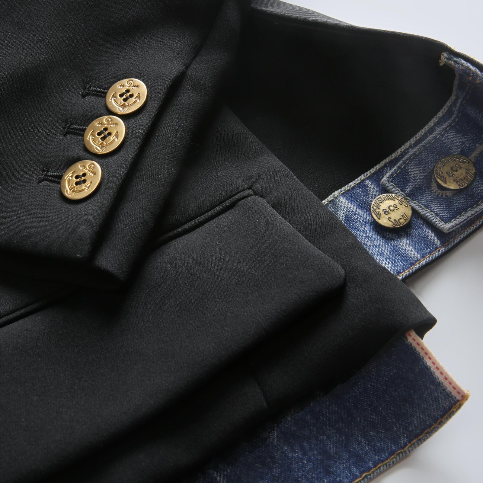 西裝褸造功精緻,手袖位繡上西裝褸紐扣。