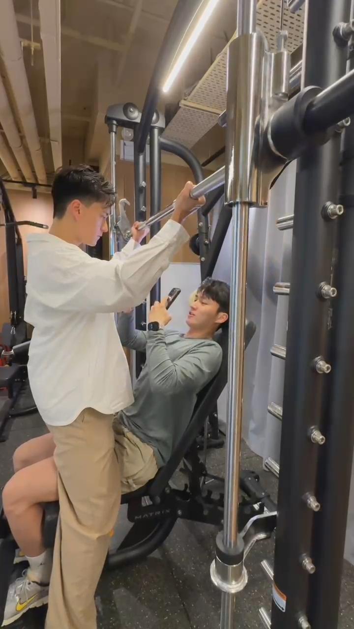 周嘉洛拿出手機為Adam留倩影。