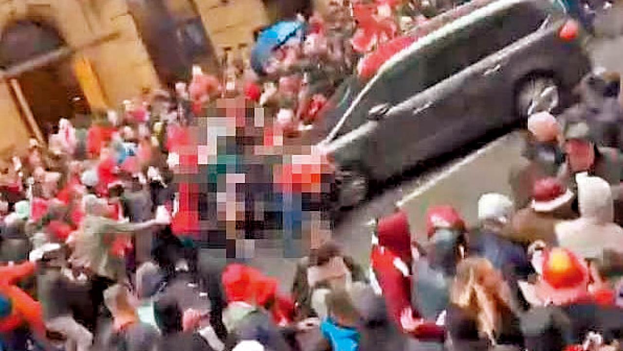 利物浦 勝利巡遊 汽車撞人