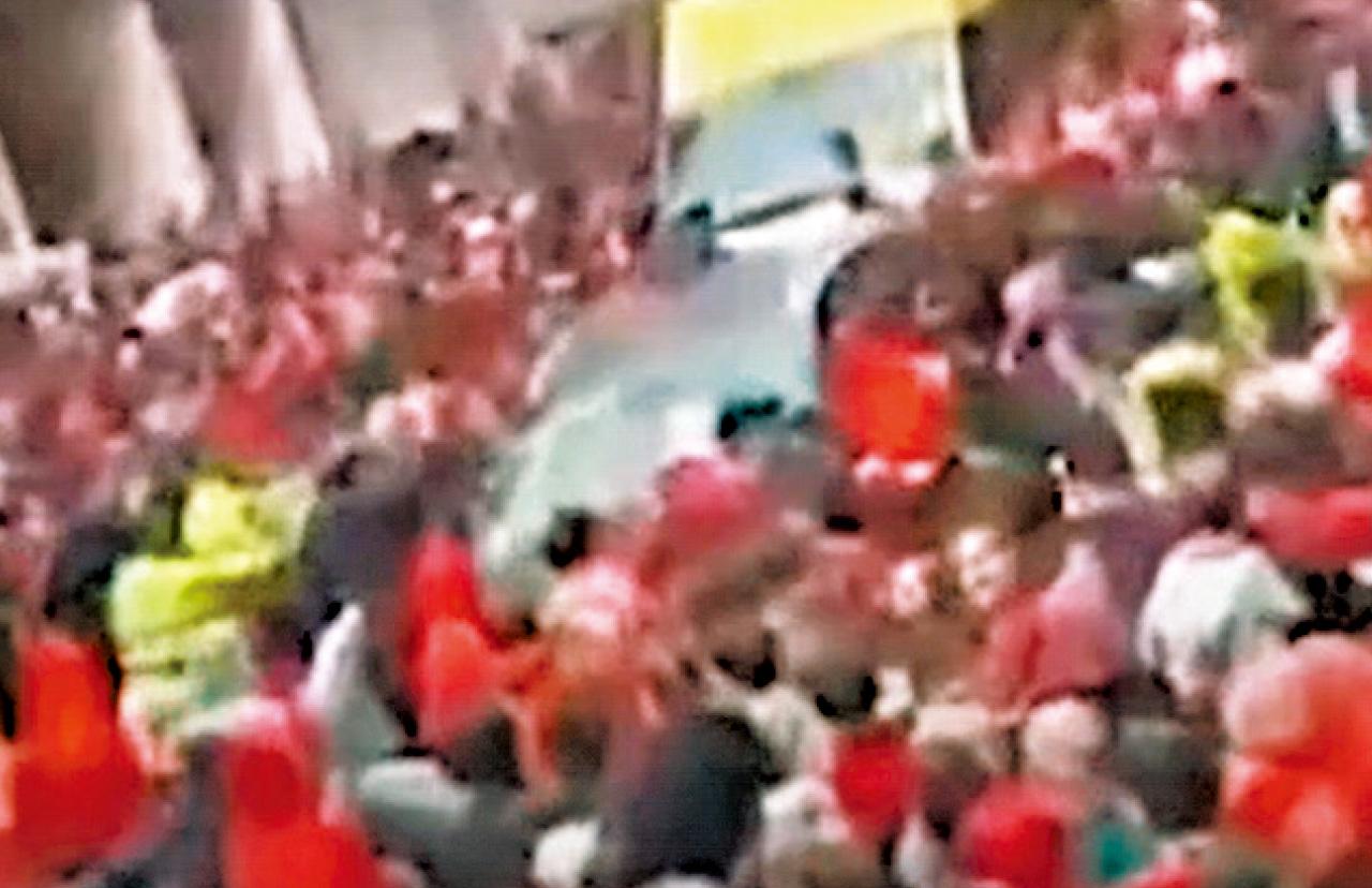 利物浦 勝利巡遊 汽車撞人