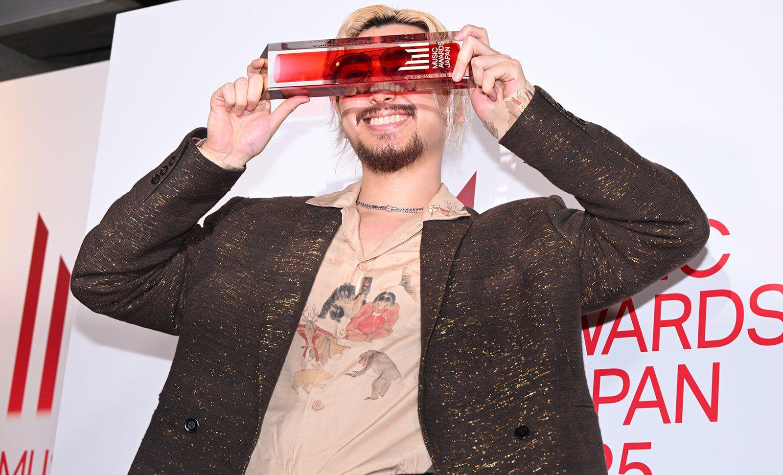 藤井風憑三年前大碟《LOVE ALL SERVE ALL》獲頒最佳專輯。