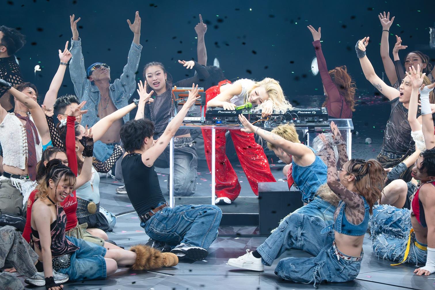 再度DJ-ing的Sammi。