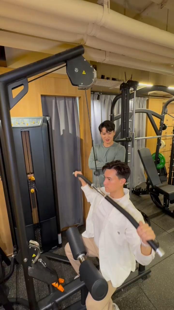 周嘉洛最後索性翹埋雙手。