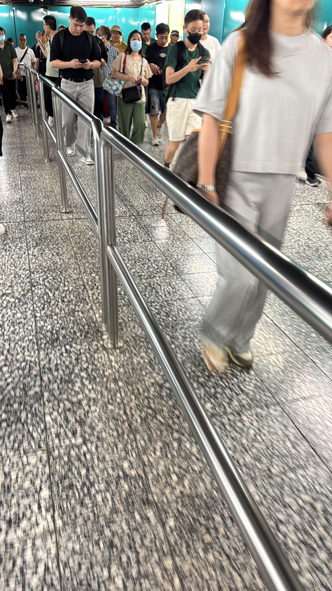 將軍澳綫服務暫停 港鐵:電力供應受阻。(讀者提供圖片)