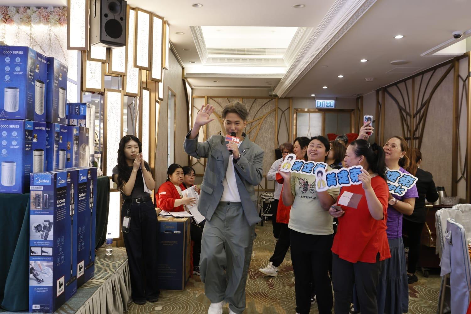 東東與現場賓客打成一片,大家歡度了一個愉快母親節。