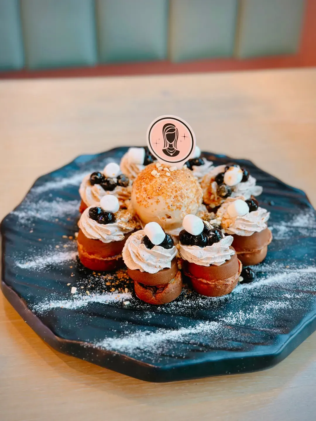 少女大愛雪糕窩夫甜品。(網上圖片)