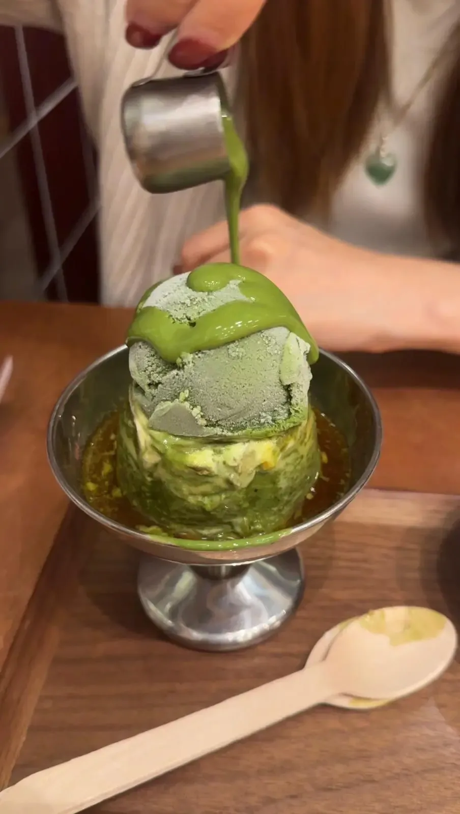 Via Tokyo的抹茶系列可以幫大家一解「思鄉之情」,Via Tokyo主打各種和風抹茶甜品,其中以抹茶和焙茶雪糕最受歡迎,茶味香濃,口感軟滑,不但可簡單作為甜筒食用,還可以與白玉、紅豆等組成充滿和風的配搭。