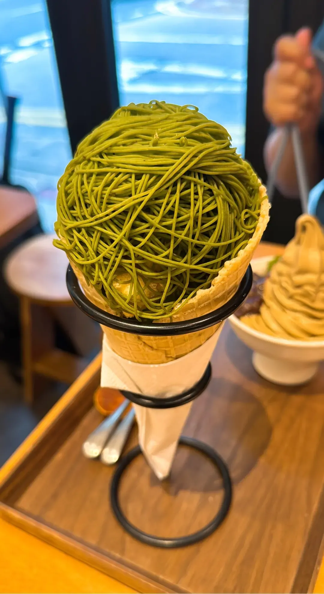 Via Tokyo的抹茶系列可以幫大家一解「思鄉之情」,Via Tokyo主打各種和風抹茶甜品,其中以抹茶和焙茶雪糕最受歡迎,茶味香濃,口感軟滑,不但可簡單作為甜筒食用,還可以與白玉、紅豆等組成充滿和風的配搭。