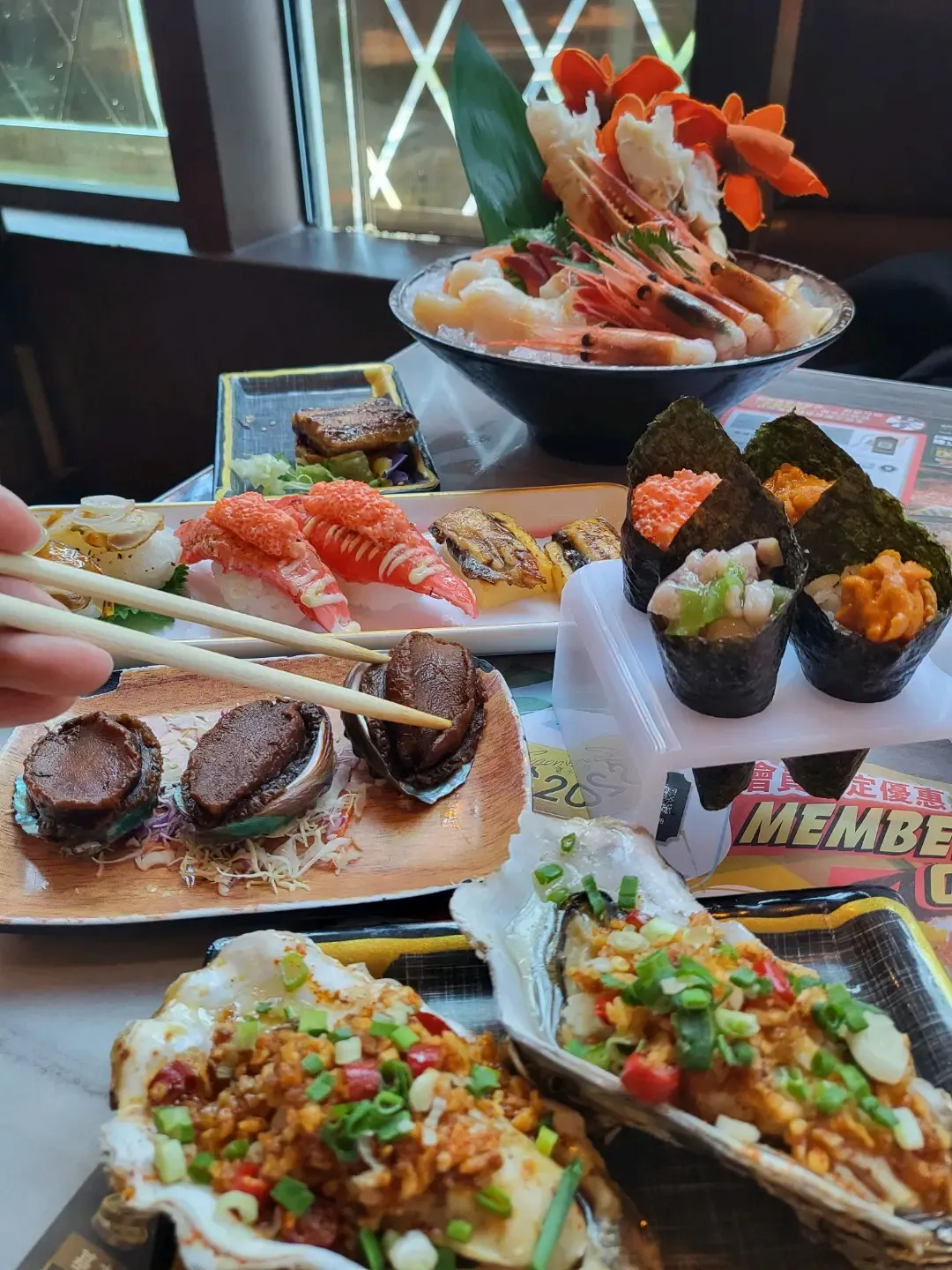 「極尚大瀛喜」任食磯煮鮑魚、海膽手卷、金槍魚腩壽司、川味蒸蠔。(網上圖片)