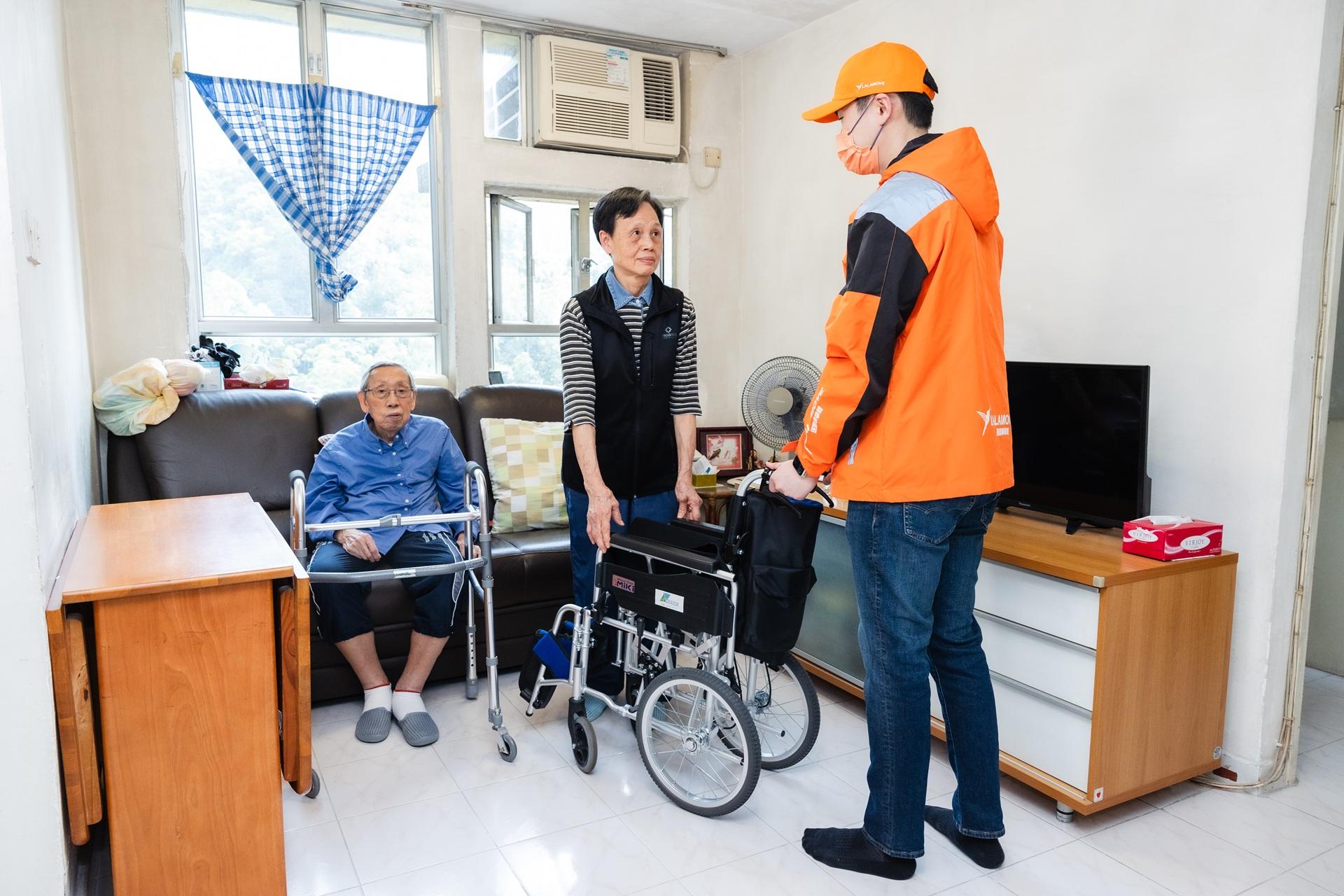 早前雙方成功為一位因跌倒後不良於行的失智症老伯伯,向其老太太轉贈了一台翻新輪椅,向社區送暖。