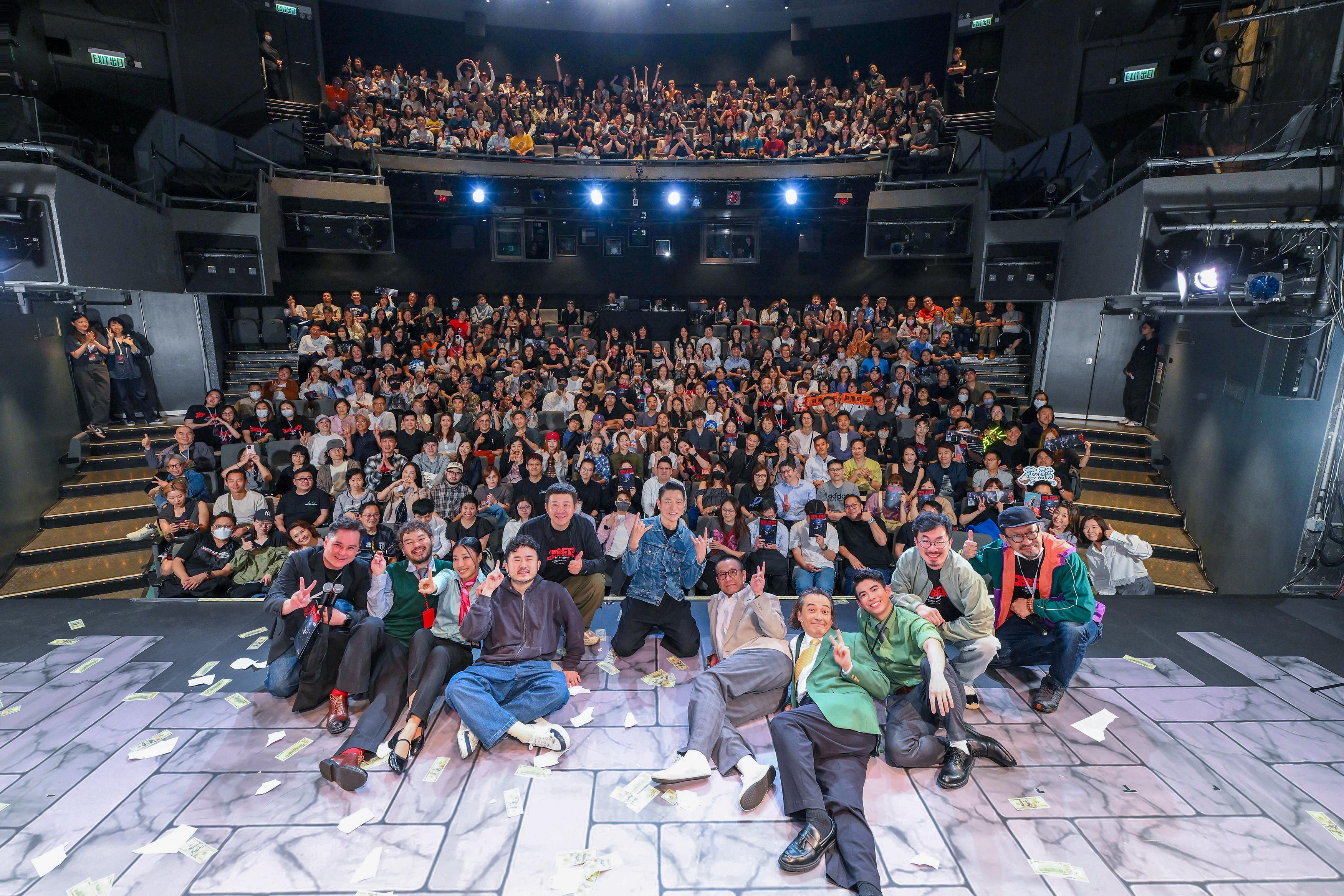 華仔邀請眾星在舞台拍攝大合照,為《你好,打劫!Reunion》首演夜留下富紀念性的歷史時刻!