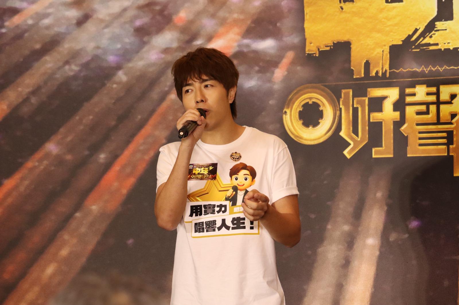 趙浚承唱《我》。