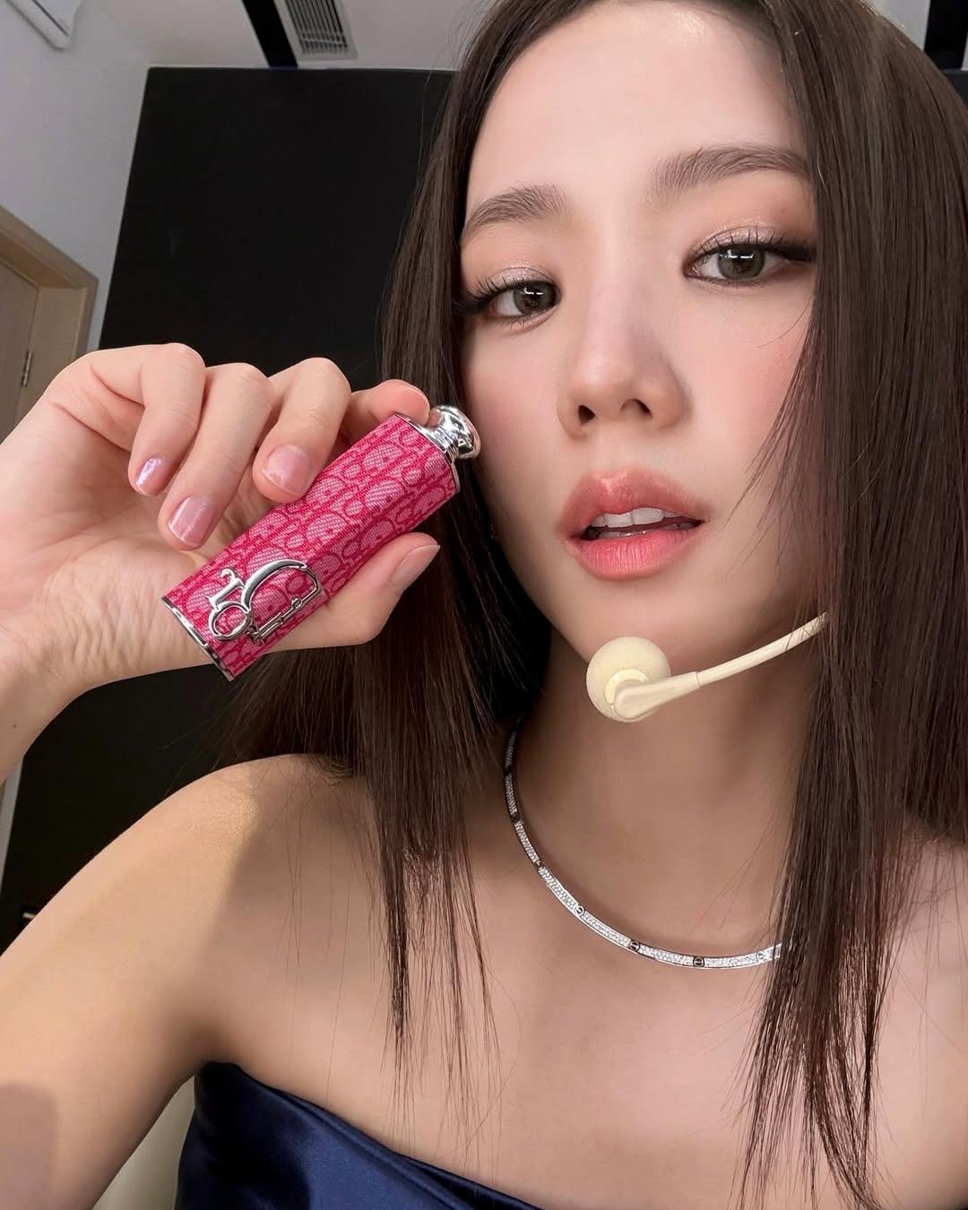 Jisoo早前來港出席亞洲巡迴粉絲見面會香港站時亦率先用了全新色調Dior鏡光誘惑唇膏#212 及 #380