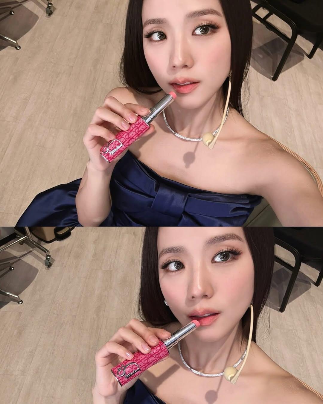 Jisoo早前來港出席亞洲巡迴粉絲見面會香港站時亦率先用了全新色調Dior鏡光誘惑唇膏#212 及 #380