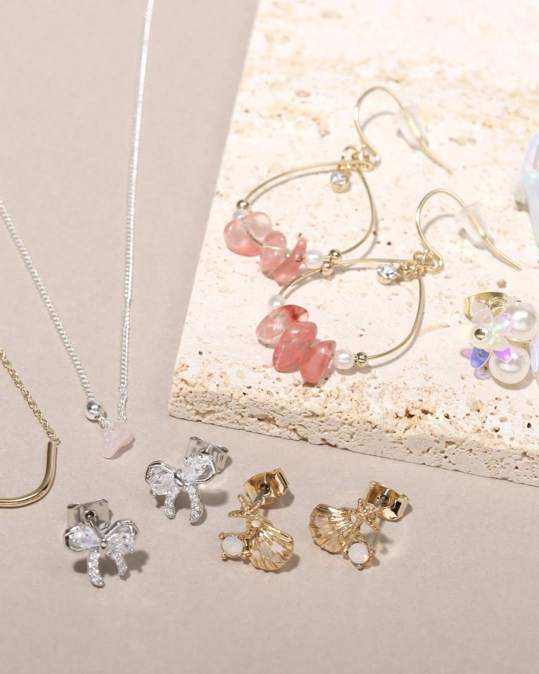 3COINS貨品種類繁多,由廚房小物、洗衣用品、燈具、防曬衣物、擺設,到化妝品、化妝用具、手機配件都有