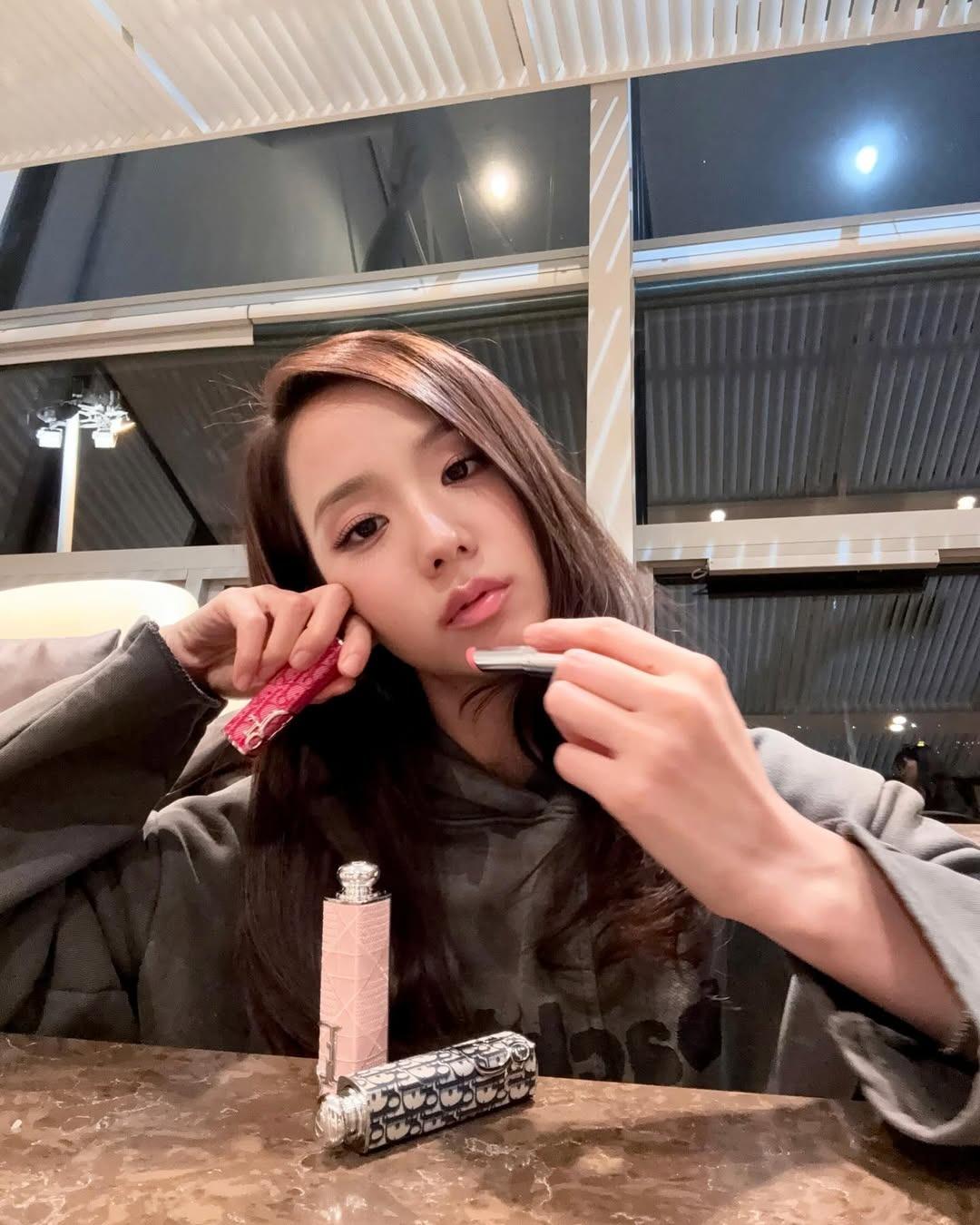 Jisoo早前來港出席亞洲巡迴粉絲見面會香港站時亦率先用了全新色調Dior鏡光誘惑唇膏#212 及 #380