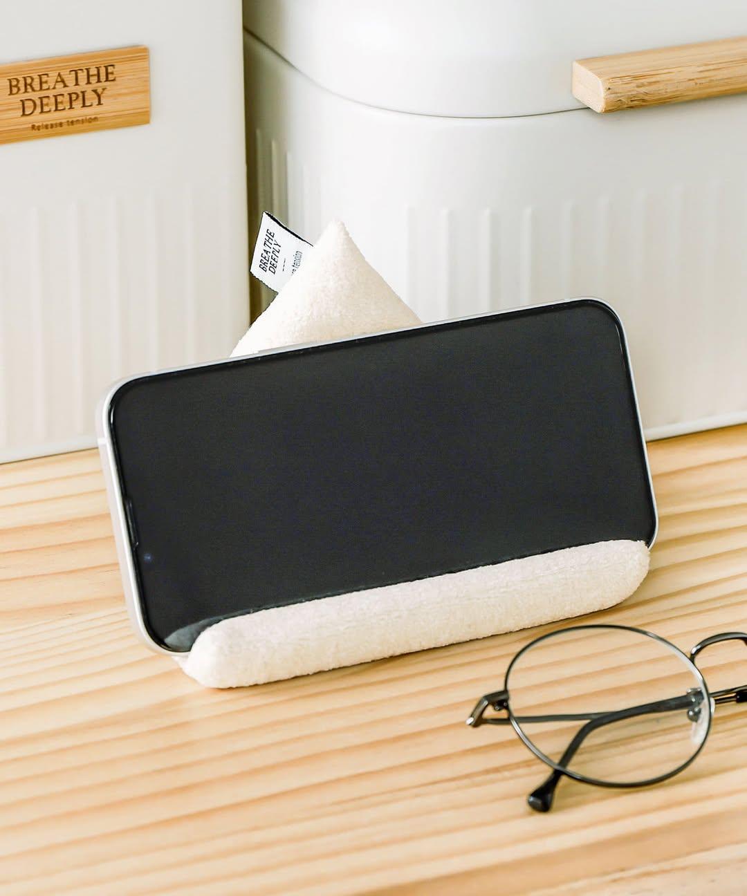 3COINS貨品種類繁多,由廚房小物、洗衣用品、燈具、防曬衣物、擺設,到化妝品、化妝用具、手機配件都有