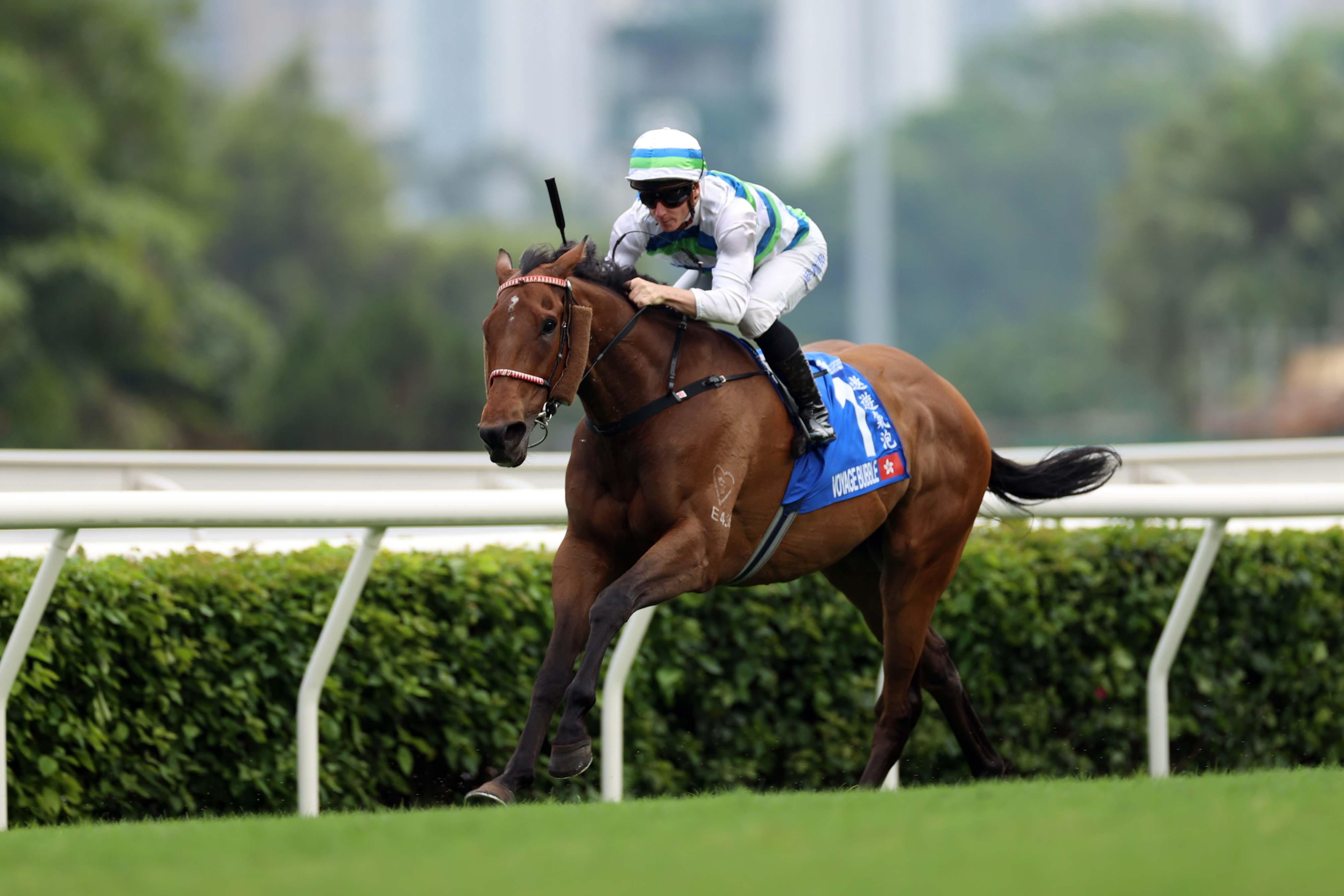 由姚本輝訓練的「遨遊氣泡」在騎師麥道朗胯下勝出一級賽渣打冠軍暨遮打盃(2400米)。(大會提供)