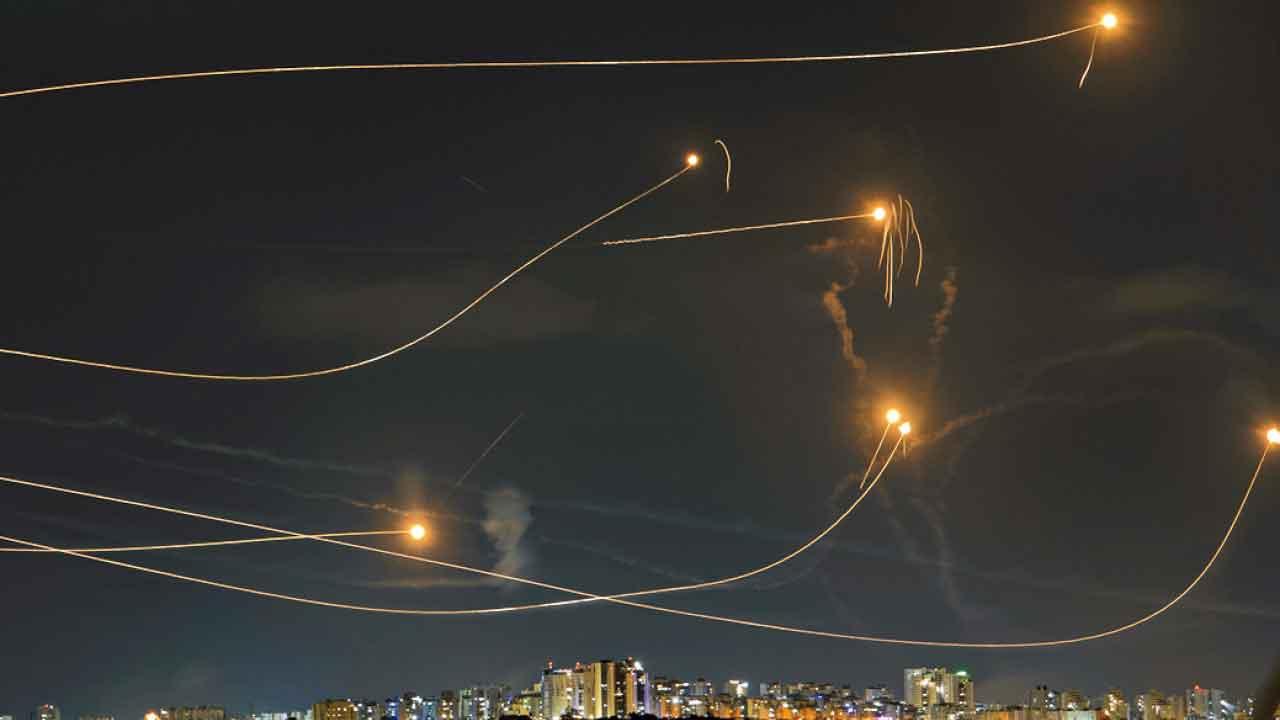 以色列的鐵穹系統攔截來襲導彈,特朗普政府提出的金穹系統受其啟發。(路透社)