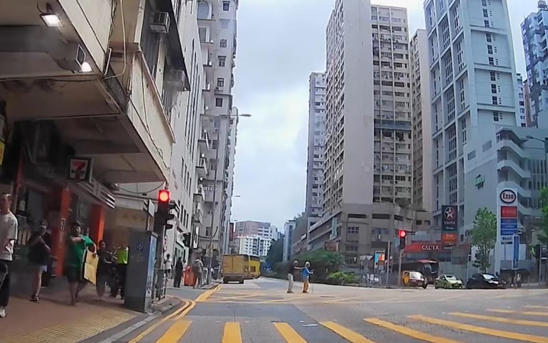 車Cam直擊|窩打老道兩長者撐拐杖亂過路,兩男護送返行人路送回家。(fb「車cam L(香港群組)」圖片)
