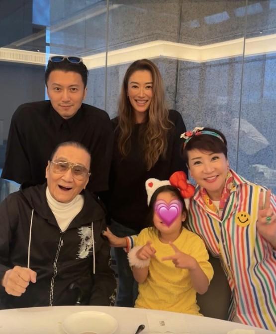 謝婷婷昔日曾分享與謝賢、拉姑及謝霆鋒的全家福。