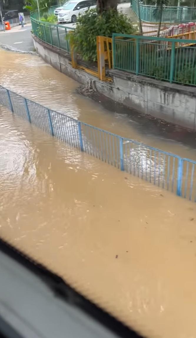 觀塘道近坪石邨有水管爆裂。(fb「Wendy Lam Tsang」影片截圖)