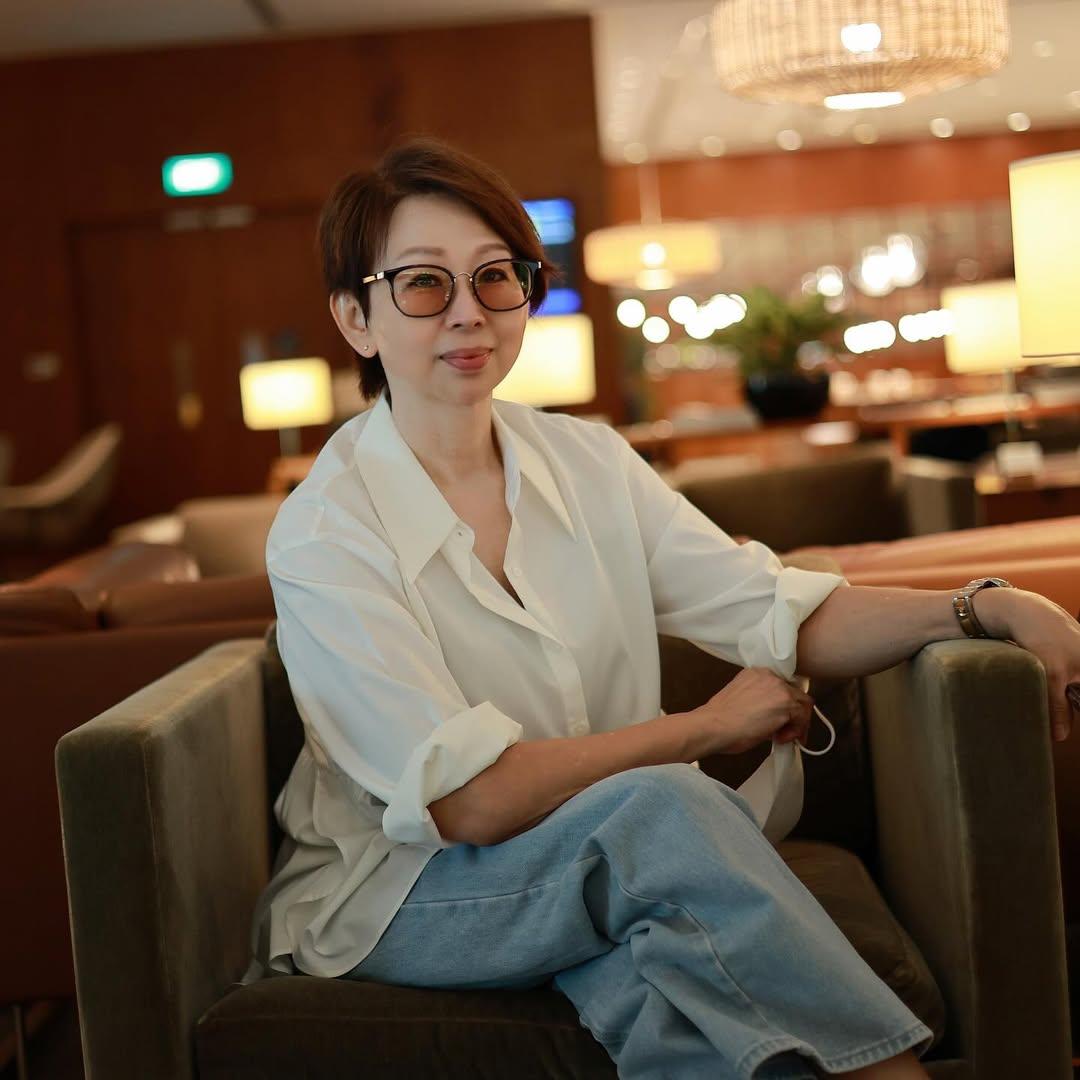 Vivien的母親年過60,保養得宜。