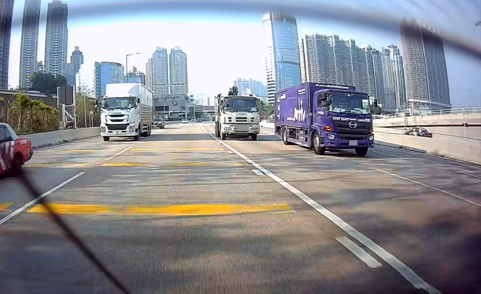 西九龍公路泥頭車與貨車爭路撞水馬。(fb「車cam L(香港群組)」截圖)