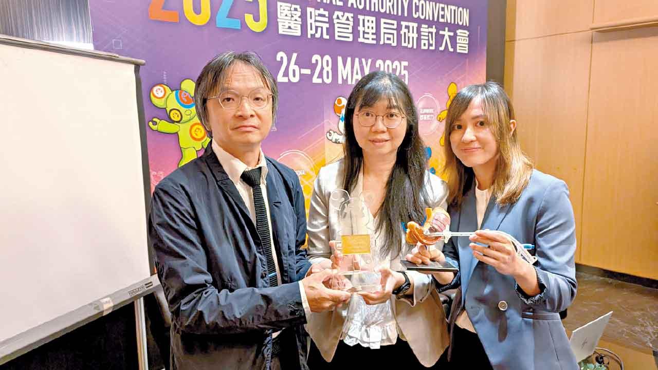 何志偉(左)形容,利用超聲波技術協助插導管是一個突破;中為林嘉琪。(羅庸軒攝)