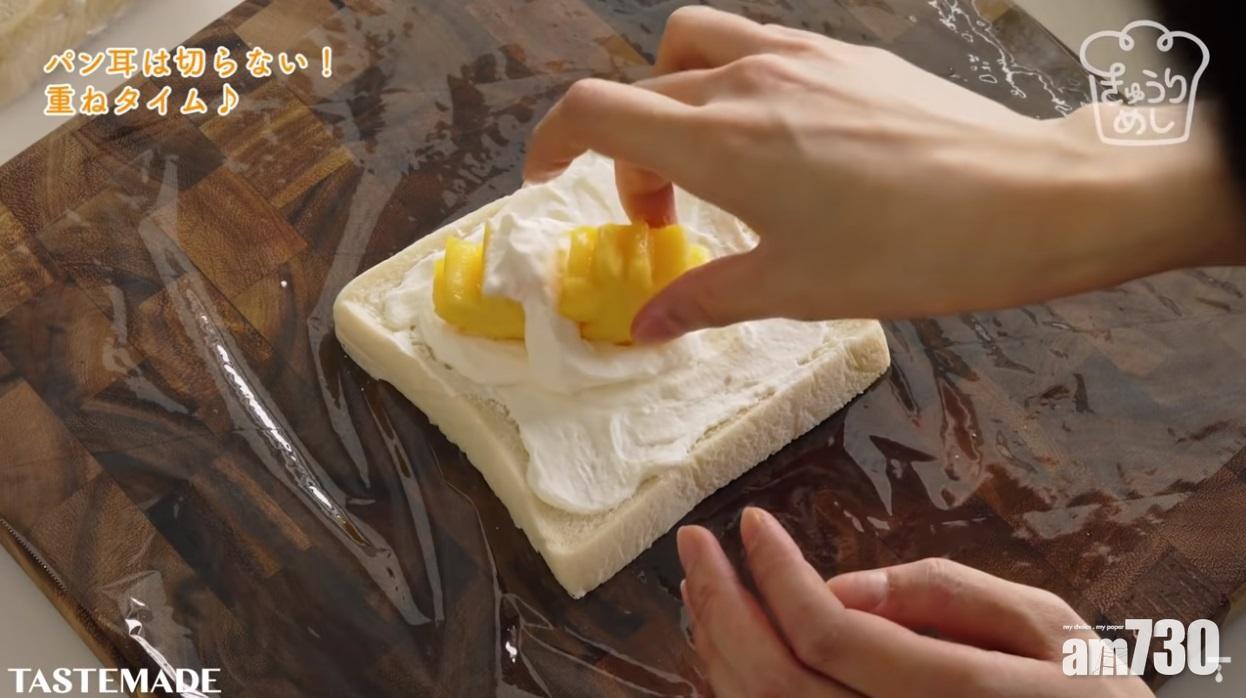 4. 在白麵包抹上忌廉芝士溶液,擺上水果後,再塗一層忌廉芝士溶液。